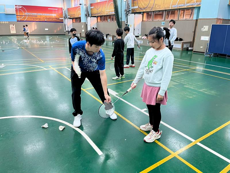 「樂活小子體驗營」結合運動體能、創意手作、團隊合作與品格教育，打造孩子充實又快樂的暑假時光。