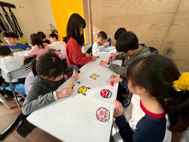 「樂活小子體驗營」結合運動體能、創意手作、團隊合作與品格教育，打造孩子充實又快樂的暑假時光。