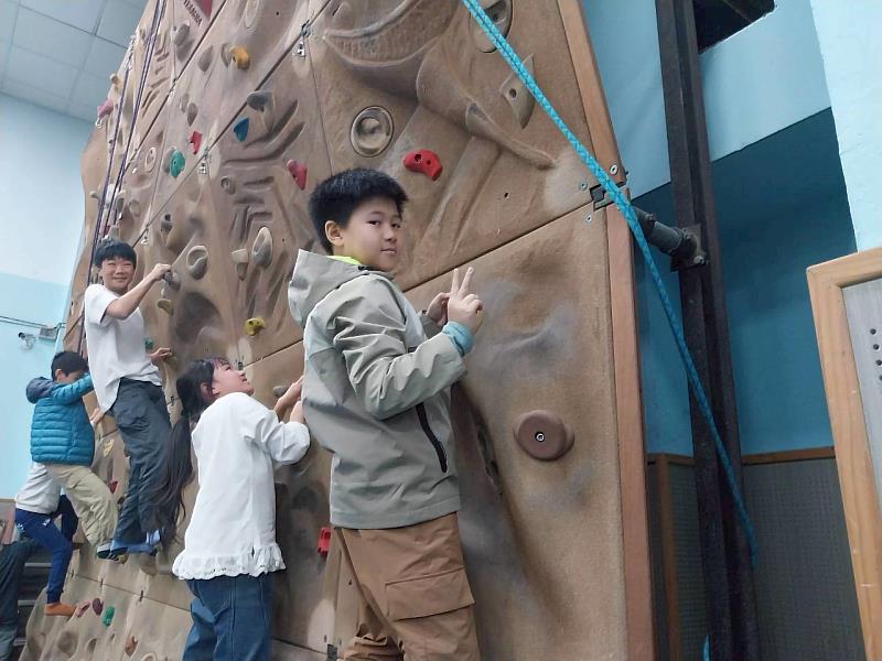 「樂活小子體驗營」結合運動體能、創意手作、團隊合作與品格教育，打造孩子充實又快樂的暑假時光。