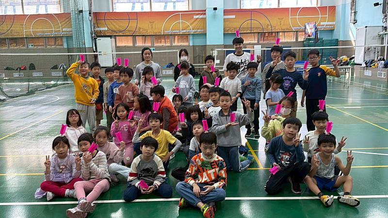 「樂活小子體驗營」結合運動體能、創意手作、團隊合作與品格教育，打造孩子充實又快樂的暑假時光。