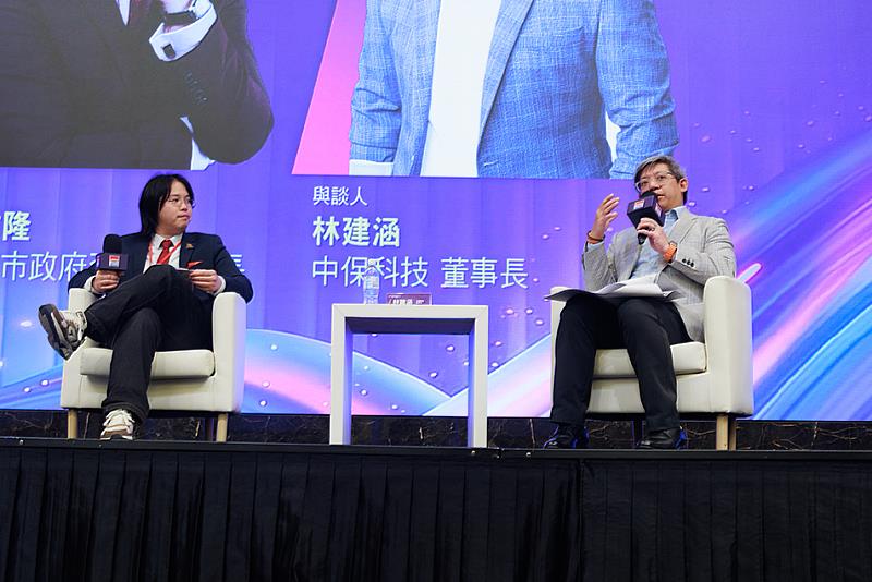台北市政府資訊局長趙式隆與中保科董事長林建涵暢談AI城市創新。