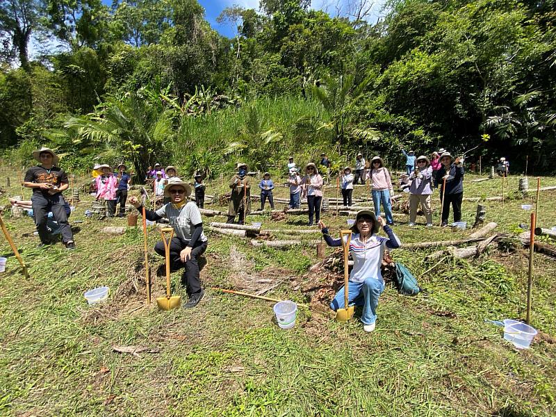 嘉義基督教醫院不僅照顧人的健康，更以行動支持森林復育，成為一同守護生態環境的好夥伴。