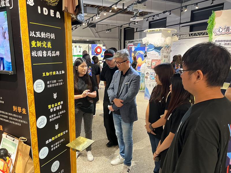 IAA國際廣告協會台北分會理事長紀緻謙至「七禮文風」團隊了解學生產學合作內容。