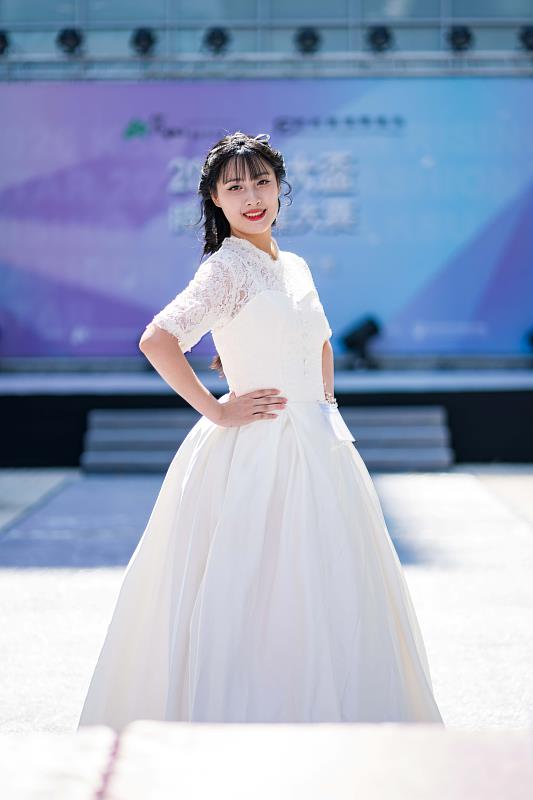 崇仁醫護管理專科學校美容保健科吳樺雨帶來婚紗浪漫走秀，獲得第2名。