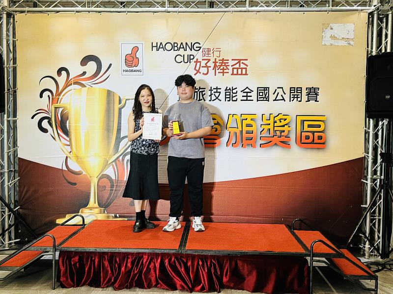 崑大餐飲系林泓翮（右）祭出拿手好圖〈印地安人〉，奪下「健行好棒盃餐旅技能全國公開賽」冠軍。