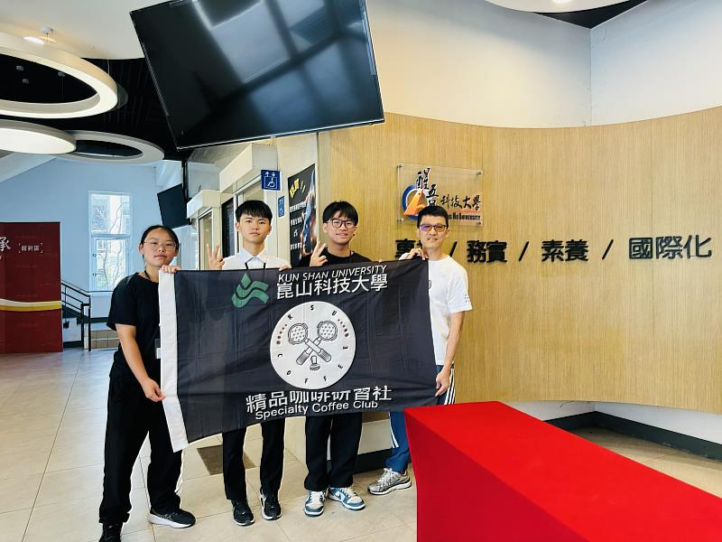 崑大餐飲系施智偉教授（右起）、林鉦哲、陳尚億、鍾滋方出征金樽盃國際雞尾酒調酒大賽，共獲1冠軍、2佳作。