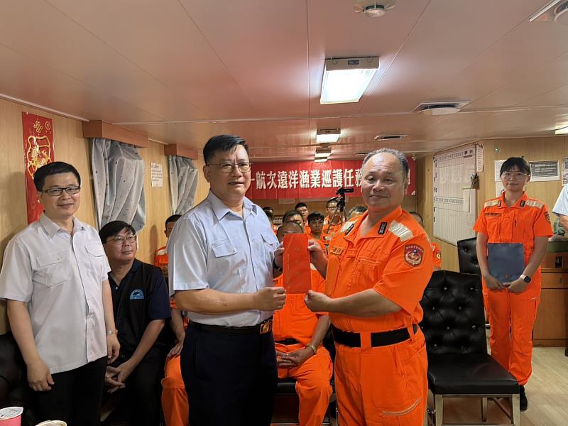 艦隊分署黃分署長頒贈加菜慰問金。