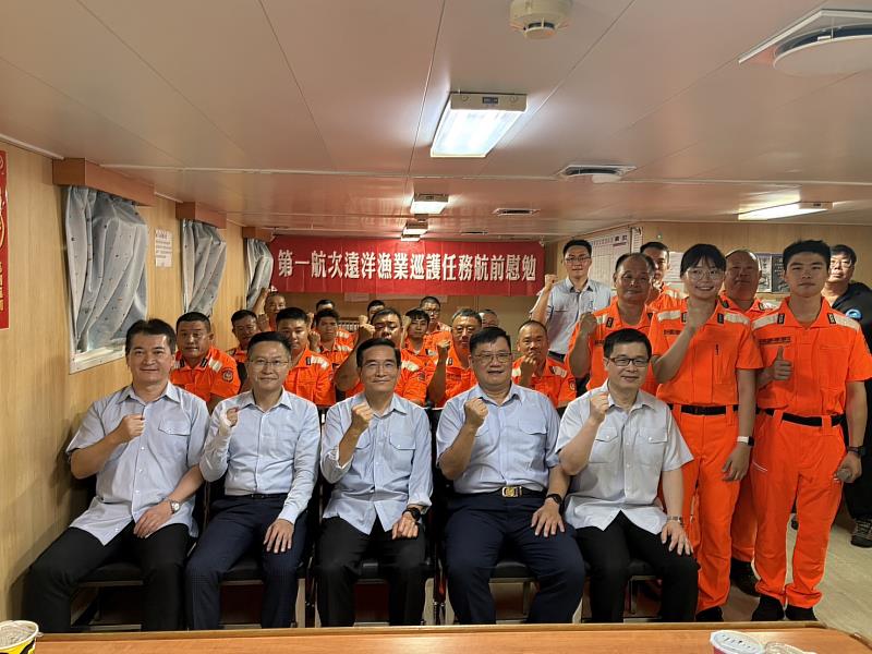 海巡署張署長及艦隊分署黃分署長登艦慰勉執勤同仁。