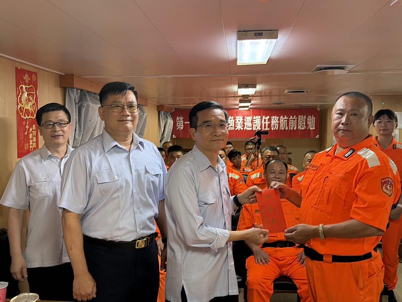 海巡署張署長頒贈加菜慰問金。
