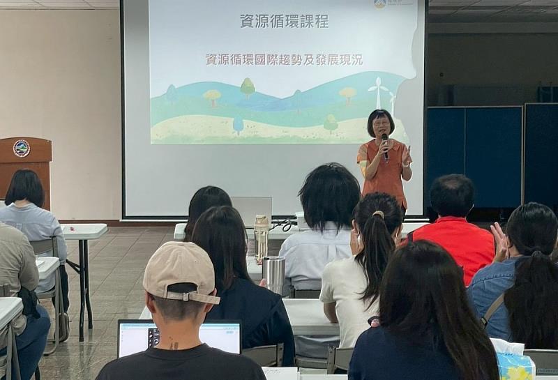 雲林縣環保局沈淑妧主任秘書致詞。