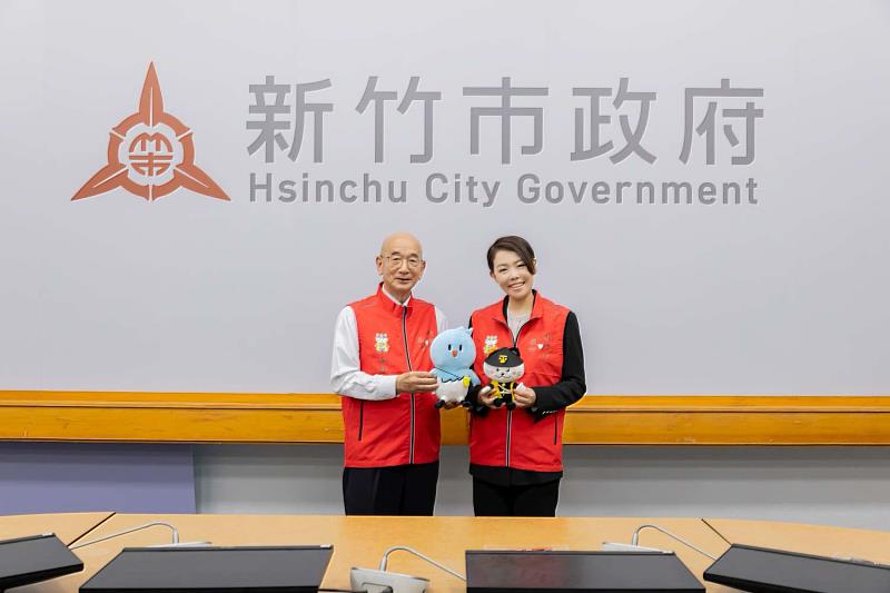 市長田中文夫回贈吉祥物萩貓予市長高虹安。