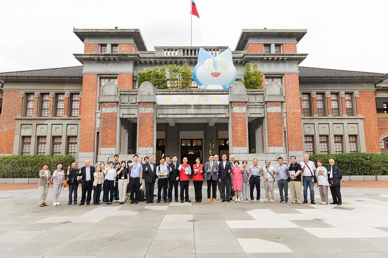 與會長官及貴賓於新竹市政府門口合影。