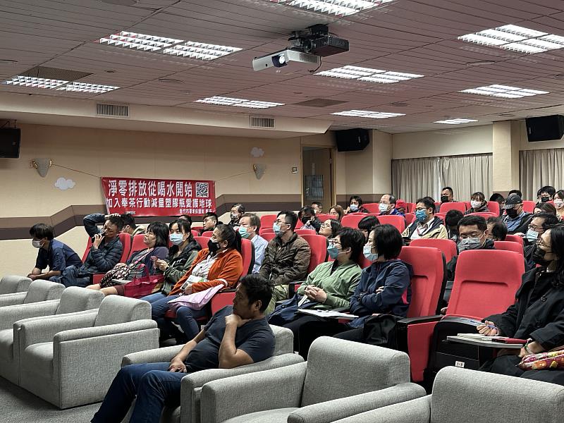 環保局向民眾說明土地買賣注意事項。