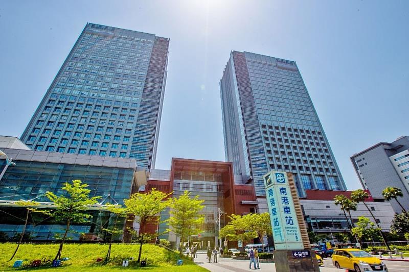 台北市近年預售商辦交易量雖少,但平均交易面積都在百坪以上。