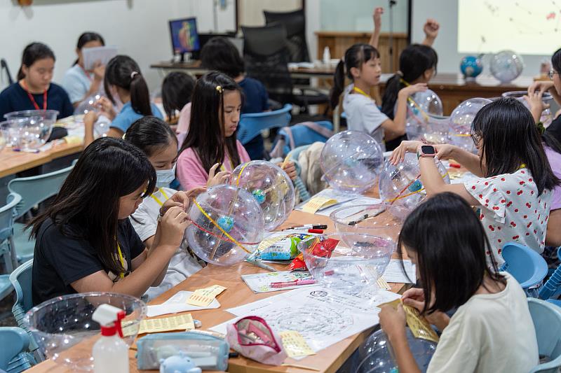 興大實驗林森林探索營，透過手作課程培養孩子專注力及手眼協調。