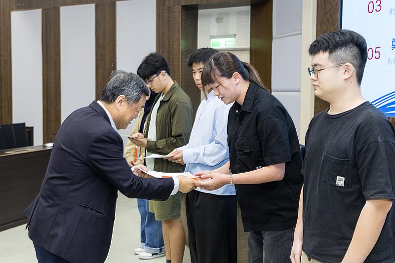 中航戴聖堅總經理親自蒞校表揚海大海事相關科系表現優異學子。
