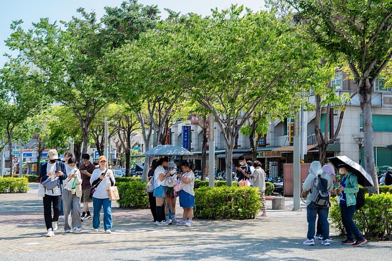 嘉義藝術節吸引人潮湧進文化公園。