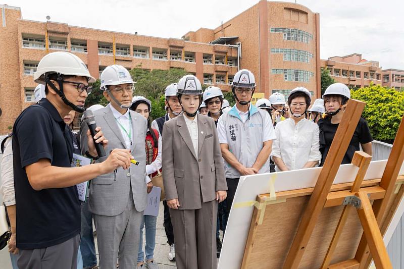 高虹安市長陪同市議會議長許修睿及多位市議員進行現地考察。