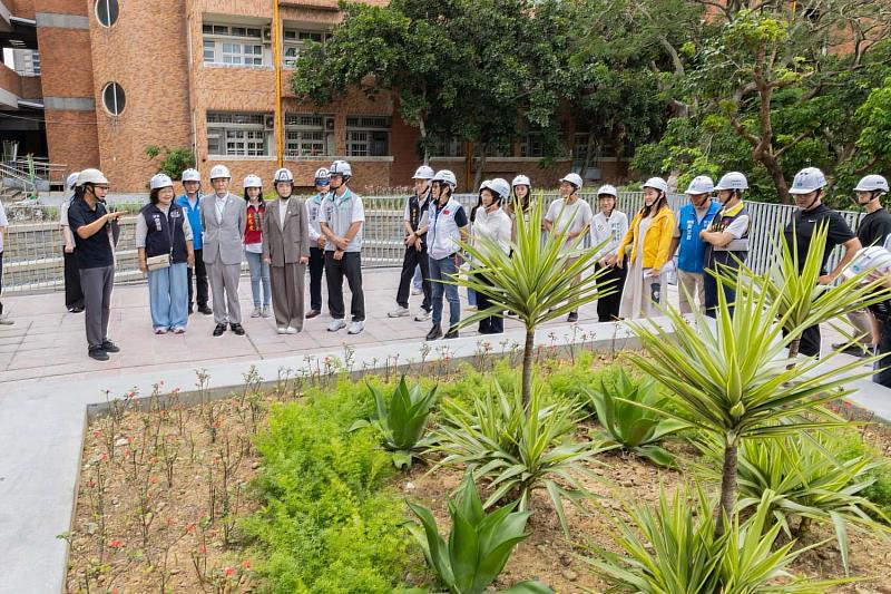 高虹安市長陪同市議會議長許修睿及多位市議員進行現地考察。