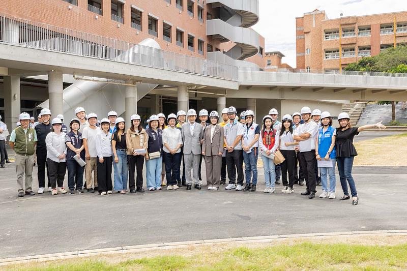 新竹市議會考察建功高中校舍擴建及綠帶改善工程。