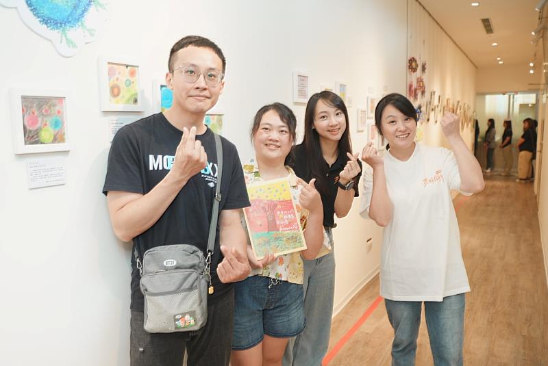 慢飛天使鈞鈞媽媽，透過伊甸家長紓壓課程，以粉彩畫學習整理情緒、釋放壓力，長出力量。（伊甸提供）