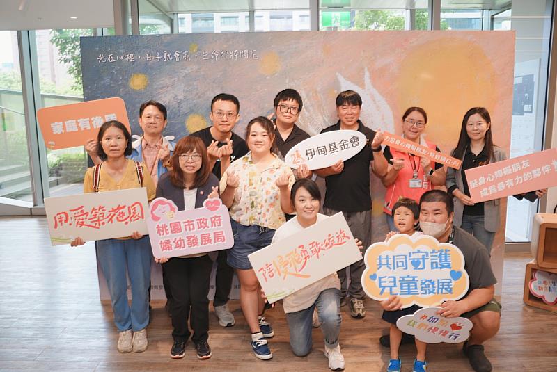 桃園市婦幼局局長杜慈容（左3）、市立圖書館總館館長施照輝（左2）、社會局身障科股長邱依俐（右2）、伊甸基金會執行長何天元與伊甸公益大使海裕芬（右6）皆到場觀展支持。（伊甸提供）