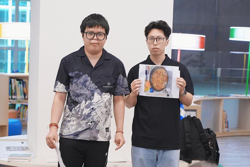 19歲的黑塔（左）在伊甸沐陽會所陪伴下，逐步找回生活步調與自信。（伊甸提供）