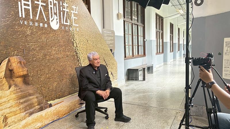 埃及考古權威札希．哈瓦斯博士體驗《消失的法老》，感受VR重現古埃及文明的沉浸魅力。