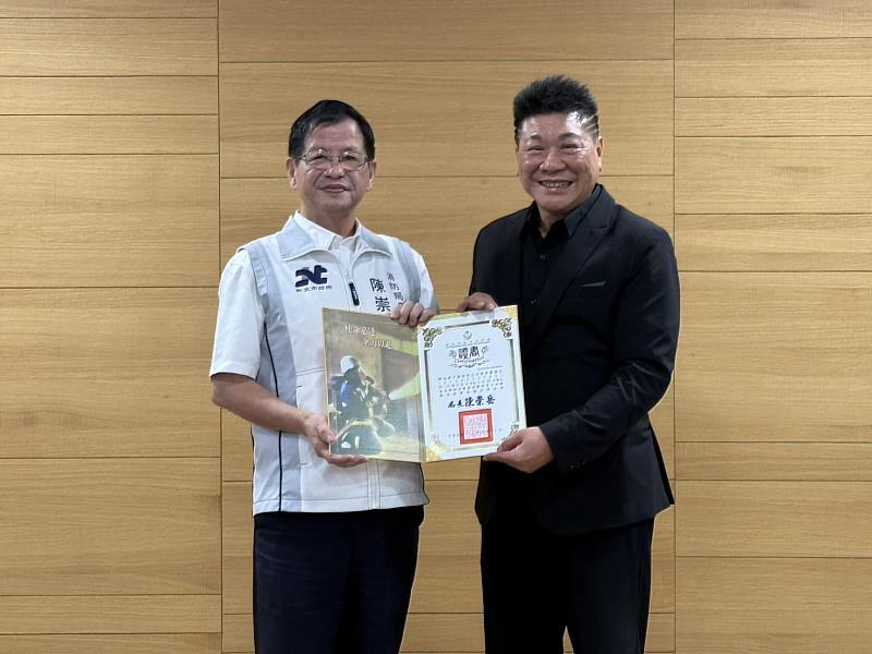消防局陳崇岳局長頒發企業義消結訓證書予群光電子蕭煥文副總。