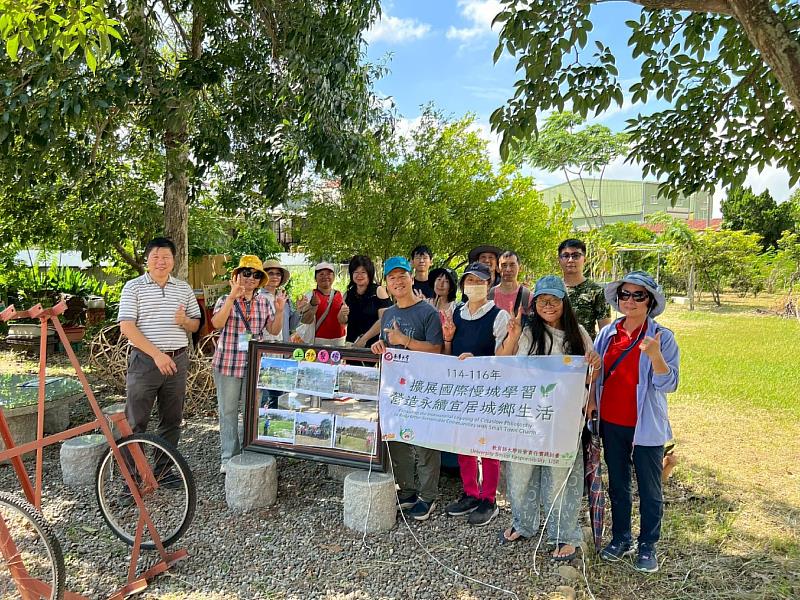 南華大學舉辦「生物多樣性週」系列活動，參與活動的學員於上林聚場合影留念。