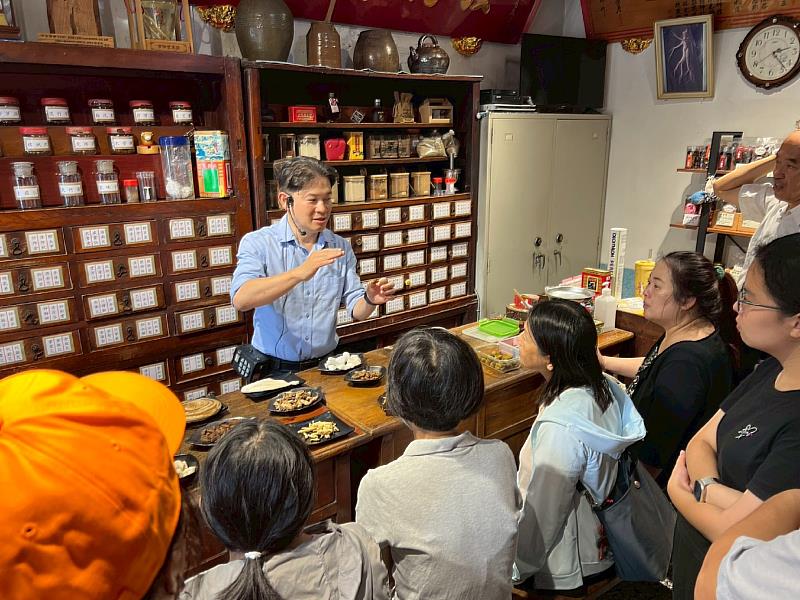 南華大學「生物多樣性週」，辦理「認識中藥與生物多樣性」講座，許開興講師介紹藥材種類。