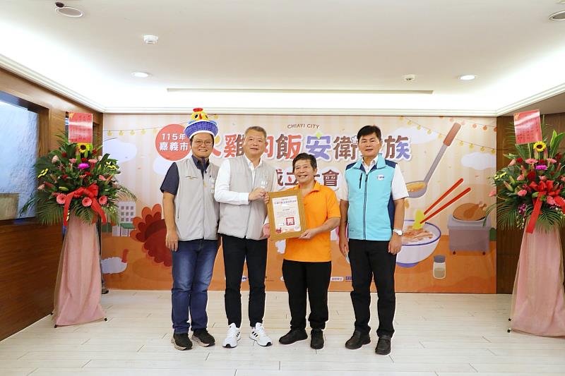 林瑞彥副市長頒發安衛家族證書予和平火雞肉飯。