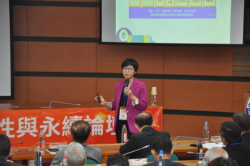 衛生福利部護理及健康照護司蔡淑鳳司長分享健康照護體系重要課題。