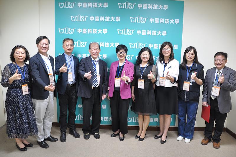 衛生福利部、臺中市政府衛生局、中國醫藥大學附設醫院等單位貴賓與中臺科大師長合影。