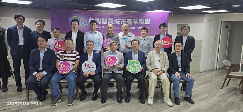 新任會長林建涵（前中），未來將以「韌性治理（Resilient Governance）」為核心理念，結合AI及物聯網等科技廠商與縣市政府合作，共同推動安全與安心宜居的智慧城市。