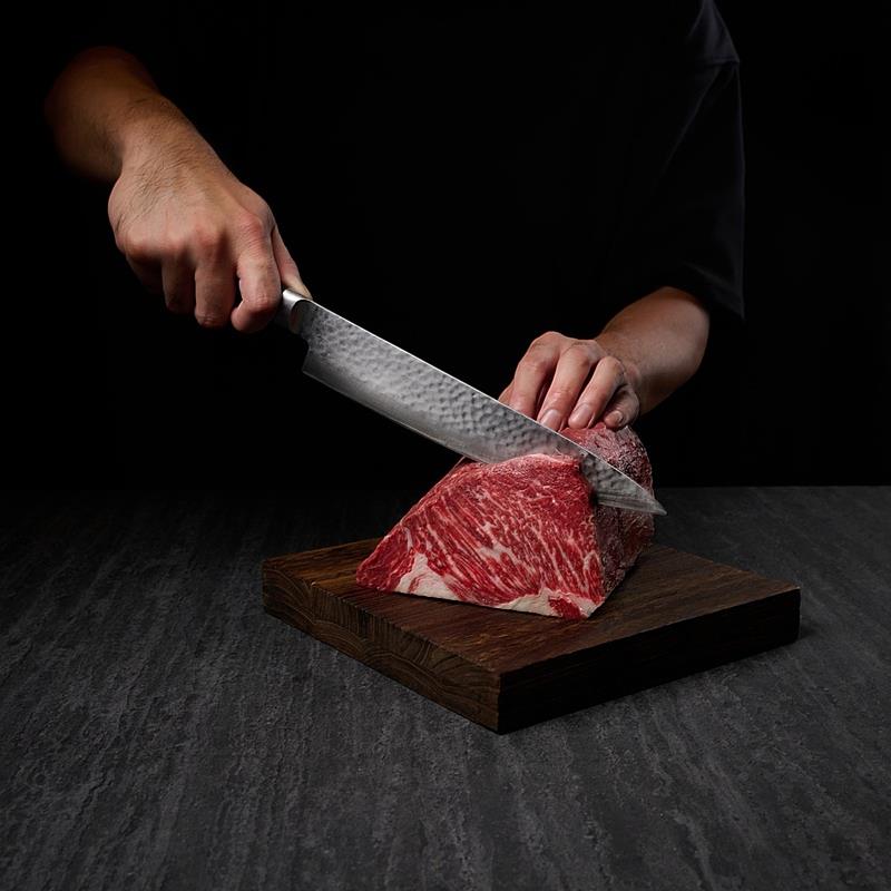 「肉次方」提供5種吃到飽套餐，價位從658到1,598元，858元以上套餐有桌邊現切原塊牛排吃到飽。