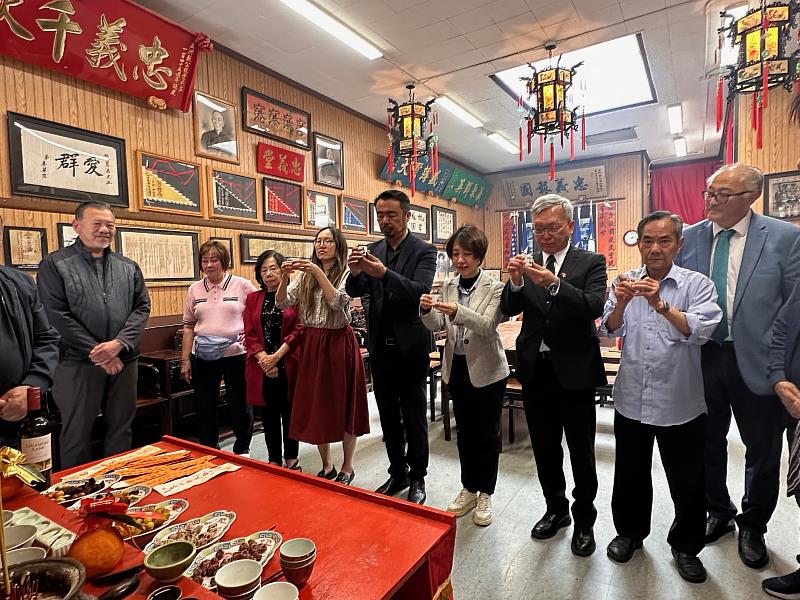 李姸慧拜會五洲洪門致公總堂時上香祭拜洪門五祖。