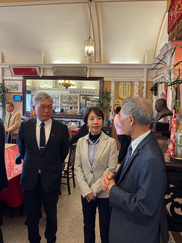 李姸慧拜會金門協勝總公會，並由該總公會主席伍振城先生介紹該僑團歷史。