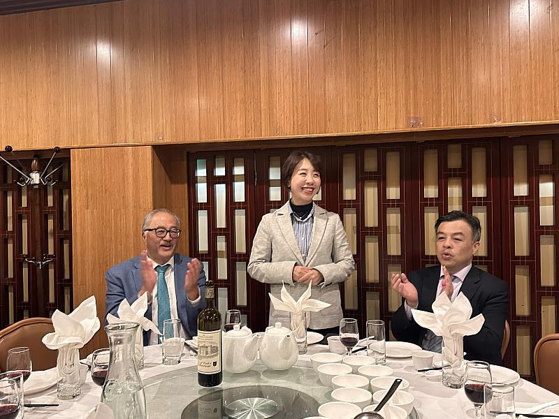 李姸慧於僑胞晚宴中致詞。