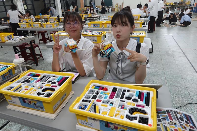 南大師資生於特色課程中操作教具與科技設備，透過實作體驗認識創新教學應用，提升未來課程設計能力。