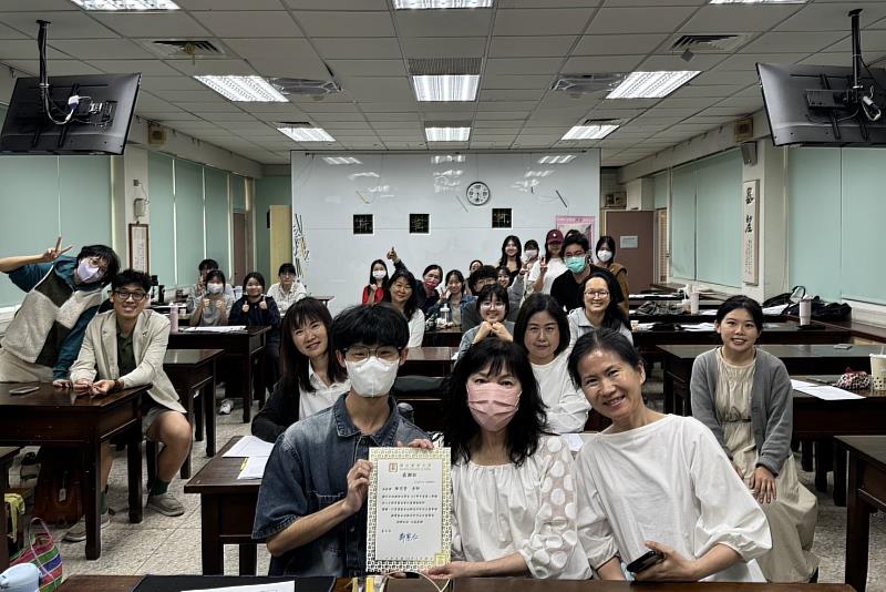 南大國文系感謝林心正教育基金會支持硬筆書法教學與研習推廣，攜手拓展南部地區書法教育與學習交流能量。