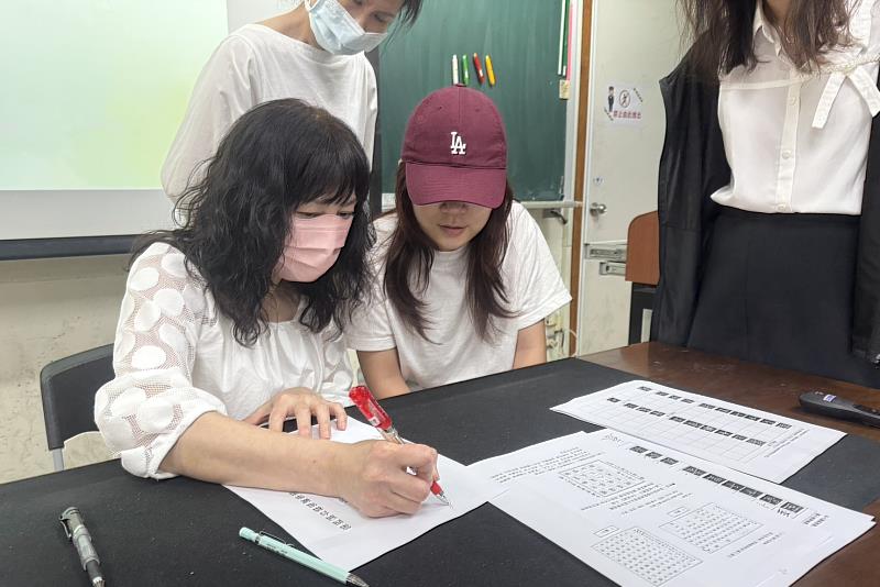 南大國文系硬筆書法春季班課程中，陳思瑩老師示範行書筆法與章法安排，帶領學員掌握書寫技巧與作品美感。