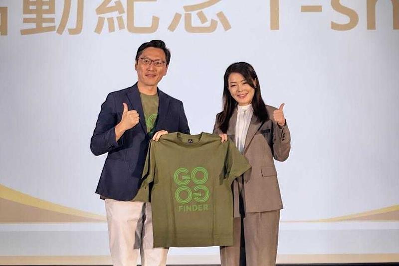 致贈GOGOFINDER大賽紀念T-Shirt給新竹市長。新竹市市長高虹安（右）、GOGOFINDER創辦人暨堂朝數位整合執行長簡子竣（左）。