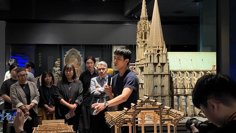 參展學生「朱銘」向貴賓解釋建築模型製作與學習的觀察。攝影：陳葦帆。