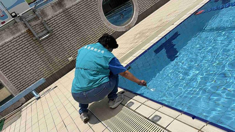 嘉縣稽查泳池水質衛生 健康把關戲水安心