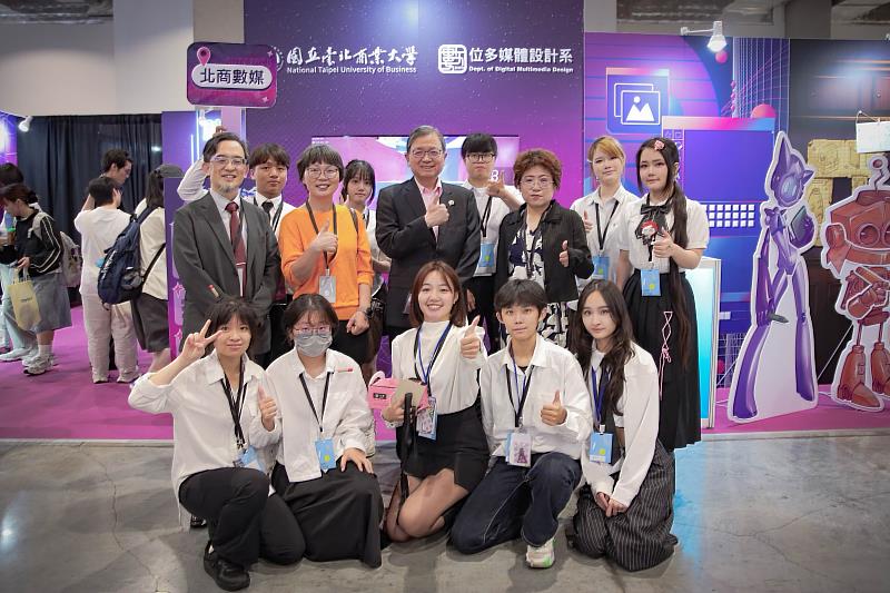 校長任立中參觀數位多媒體設計系展區，與師生一同合影。攝影：林冠程