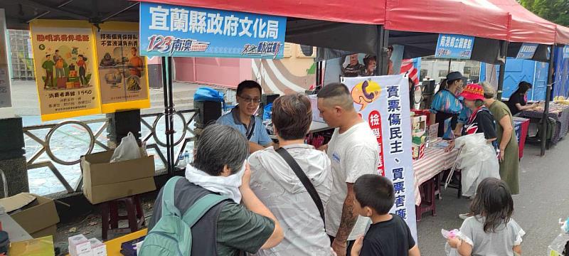 廉政宣導現場與民眾互動熱絡。