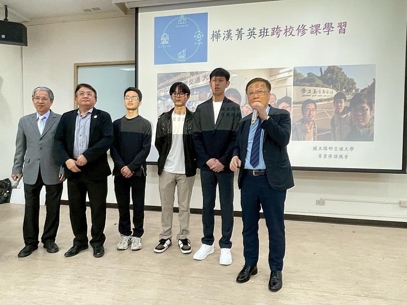 「樺漢科技菁英入學專班」首屆學生劉毅安（右2）、楊又霖（右3）及呂宗恩（左3）等3位大安高工校友返回母校與學弟妹分享菁英班學習經歷與收穫。