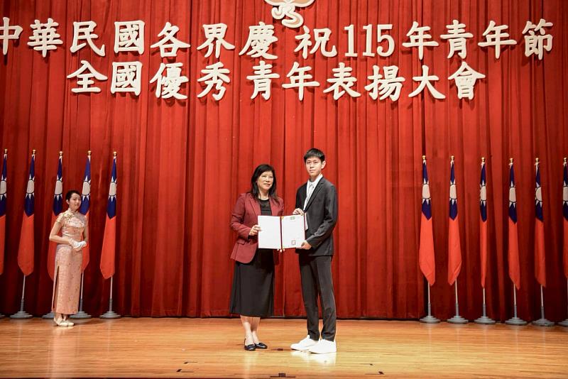 首屆樺漢電機菁英班學生劉毅安獲選115年全國優秀青年，是校校企合作培育跨域人才的代表之一。