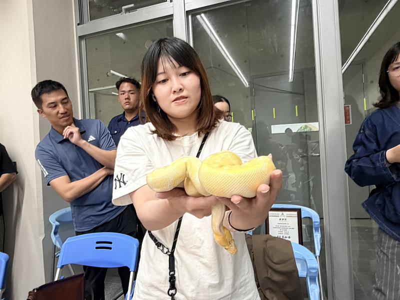 市府於建功高中校舍擴建工程現場辦理「生態檢核與都市友蛇環境教育」訓練課程。